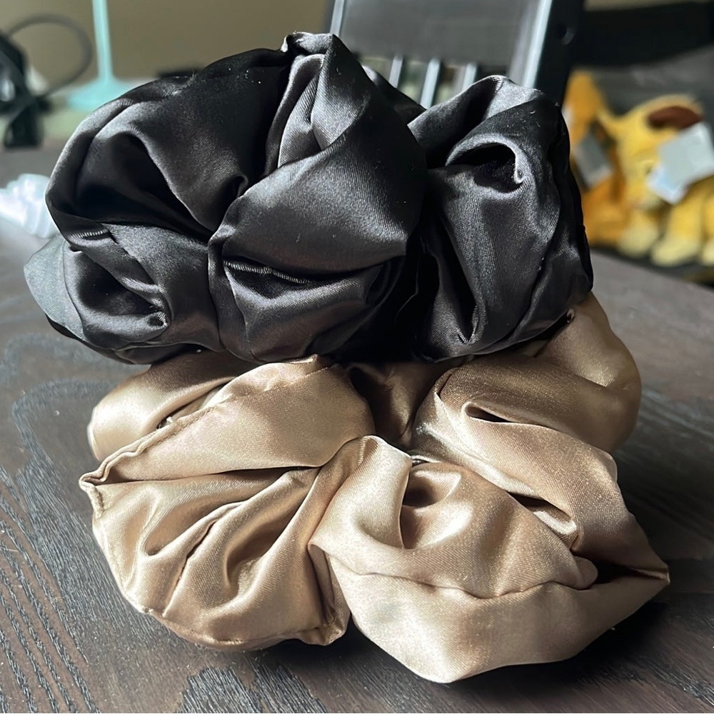 Satin Sleep Pillow Scrunchies - Black/Gold